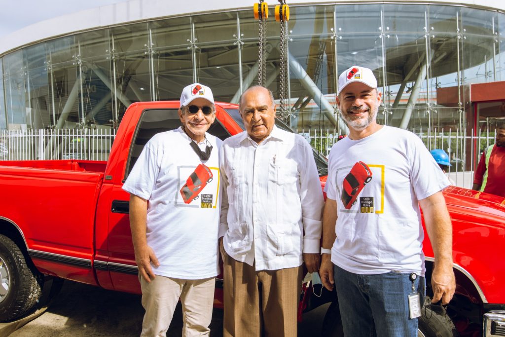 Reinstalan "Camioneta Roja" en edificio de Santo Domingo Motors